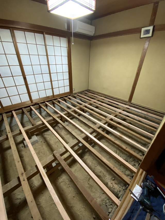 施工中：床組み補強