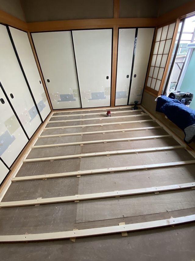 施工中：根太水平調整