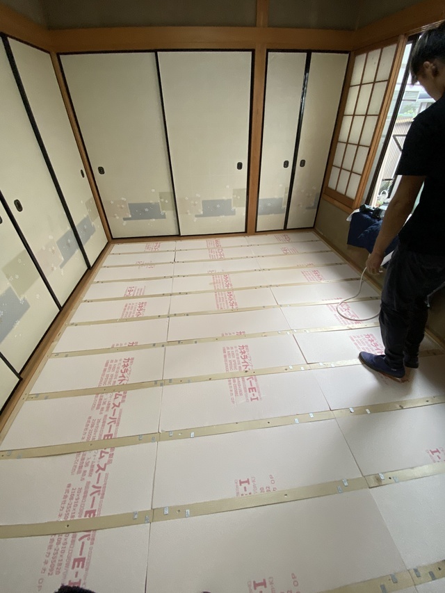 施工中：断熱材＋合板