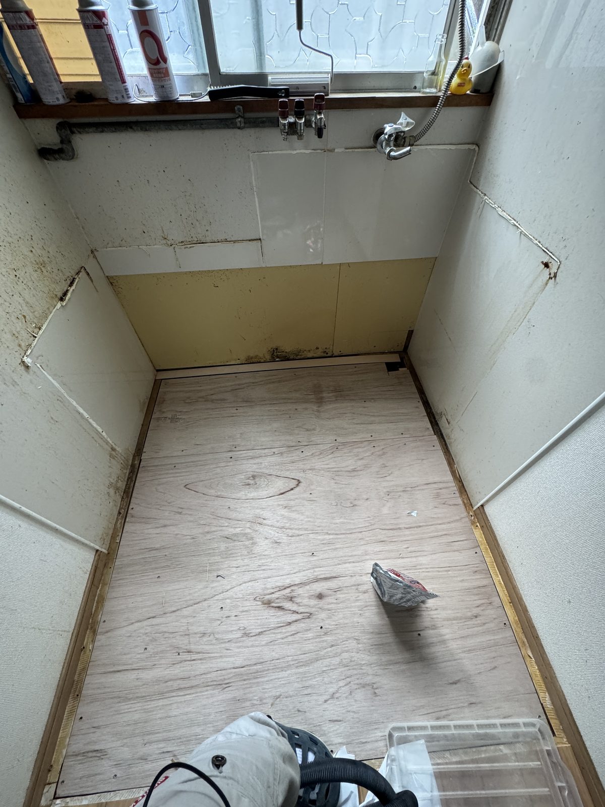 合板で張り直したキッチンの床下地